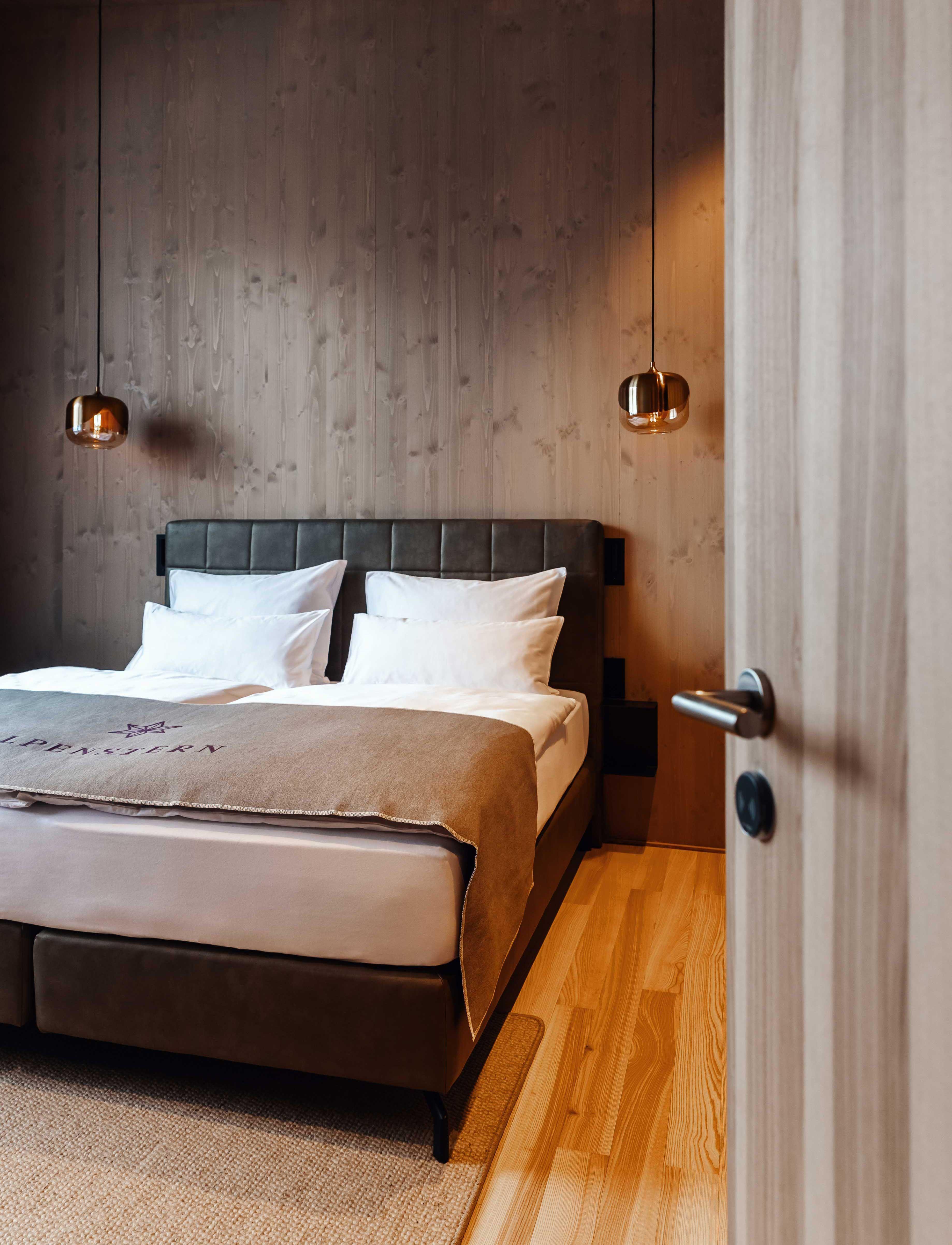 photo of a hotel room with bed and lamps.