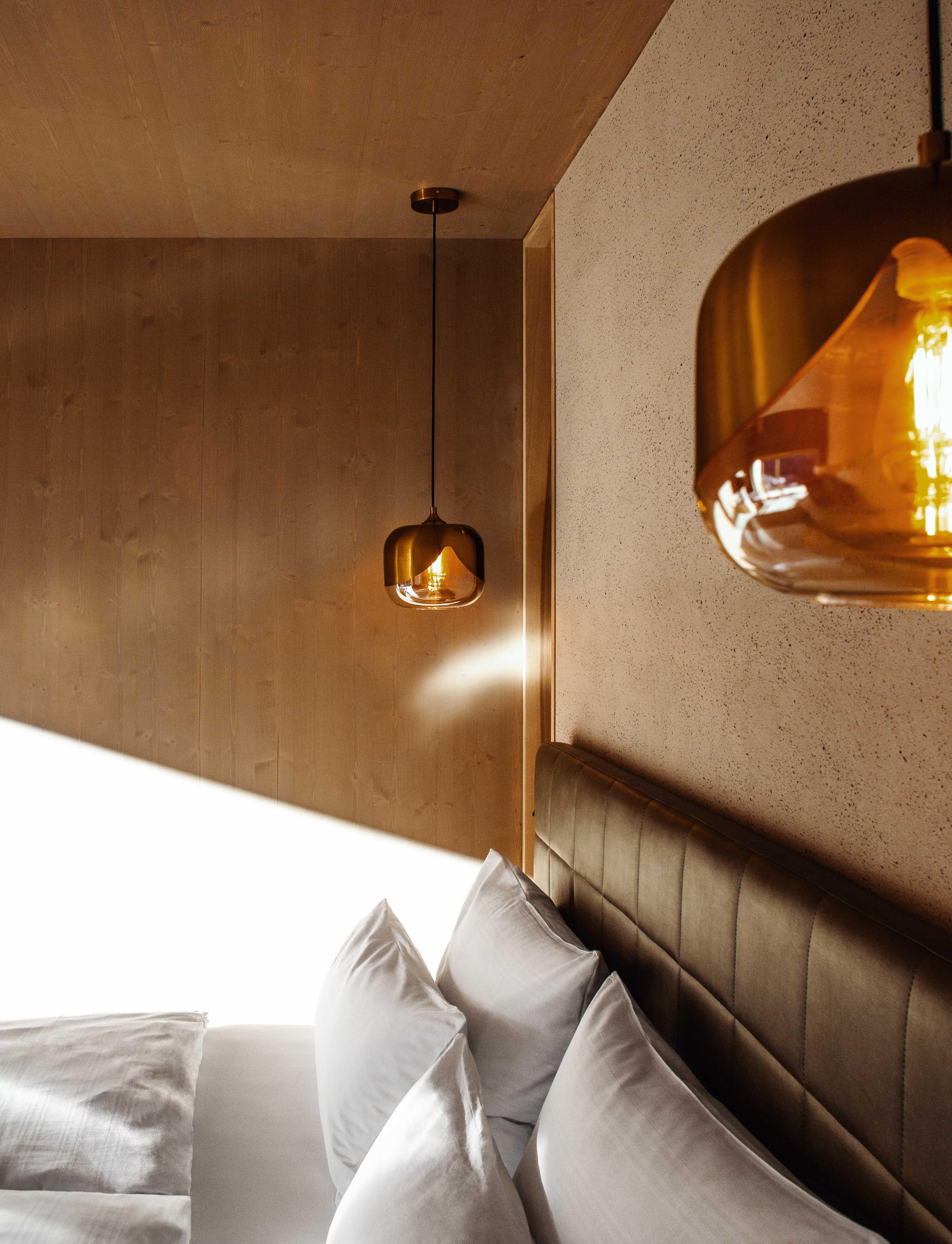 photo of a hotel room with bed and lamps.