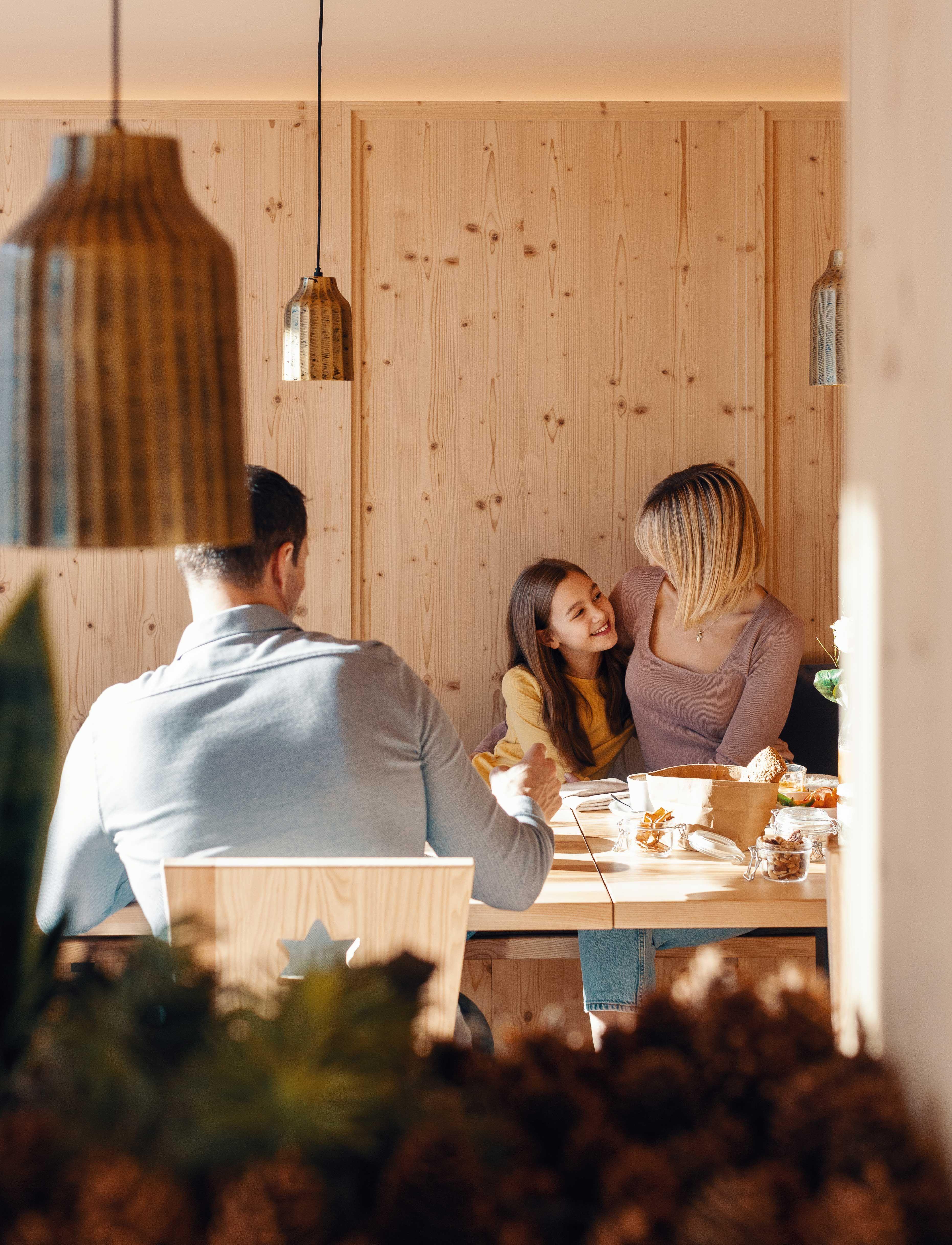 photo of a family with a daughter at the breakfast table.